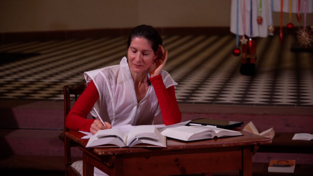 Marianne Kirch in "Tonprobe 1, gläsernes Übersetzen im Klanggehäuse"